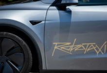 إحدى سيارات تسلا Model Y التي تعمل ضمن خدمتها لسيارات الأجرة ذاتية القيادة "روبوتاكسي" في تشغيلها التجريبي في أوستن بولاية تكساس. 22 يونيو 2025 - REUTERS - Bloomberg