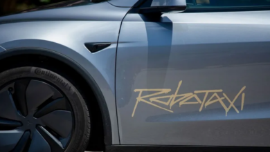 إحدى سيارات تسلا Model Y التي تعمل ضمن خدمتها لسيارات الأجرة ذاتية القيادة "روبوتاكسي" في تشغيلها التجريبي في أوستن بولاية تكساس. 22 يونيو 2025 - REUTERS - Bloomberg