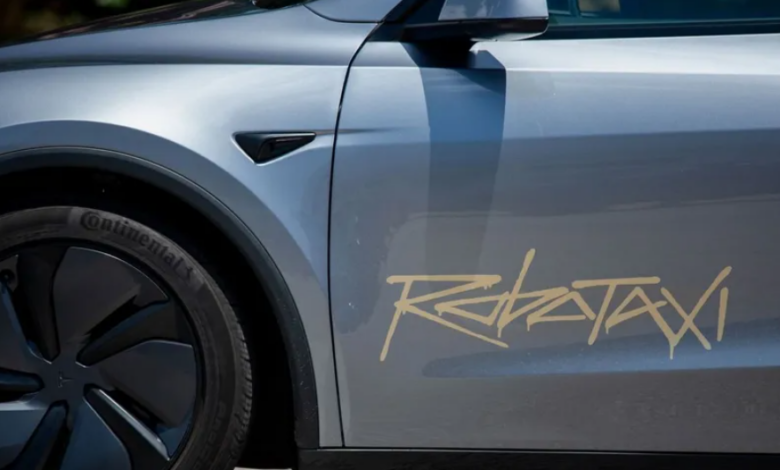 إحدى سيارات تسلا Model Y التي تعمل ضمن خدمتها لسيارات الأجرة ذاتية القيادة "روبوتاكسي" في تشغيلها التجريبي في أوستن بولاية تكساس. 22 يونيو 2025 - REUTERS - Bloomberg