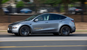 إحدى سيارات تسلا Model Y التي تعمل ضمن خدمتها لسيارات الأجرة ذاتية القيادة "روبوتاكسي" في تشغيلها التجريبي في أوستن بولاية تكساس - Bloomberg