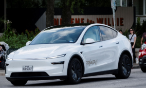 إحدى سيارات تسلا Model Y التي تعمل ضمن خدمتها لسيارات الأجرة ذاتية القيادة "روبوتاكسي" في تشغيلها التجريبي في أوستن بولاية تكساس - REUTERS